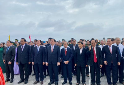 LÃNH ĐẠO TRUNG ƯƠNG VÀ TỈNH BÌNH ĐỊNH DÂNG HOA,  DÂNG HƯƠNG TẠI TƯỢNG ĐÀI CHIẾN THẮNG NÚI BÀ  NHÂN KỶ NIỆM 50 NĂM NGÀY GIẢI PHÓNG TỈNH