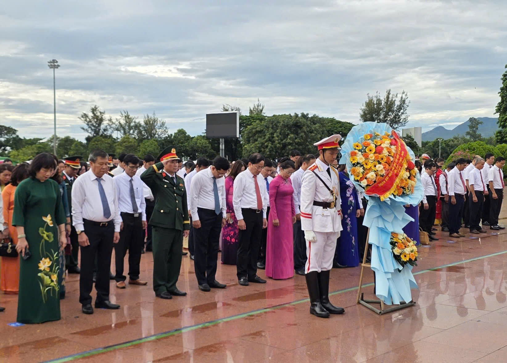 LỄ BÁO CÔNG VÀ DÂNG HOA TƯỢNG ĐÀI  NGUYỄN SINH SẮC - NGUYỄN TẤT THÀNH