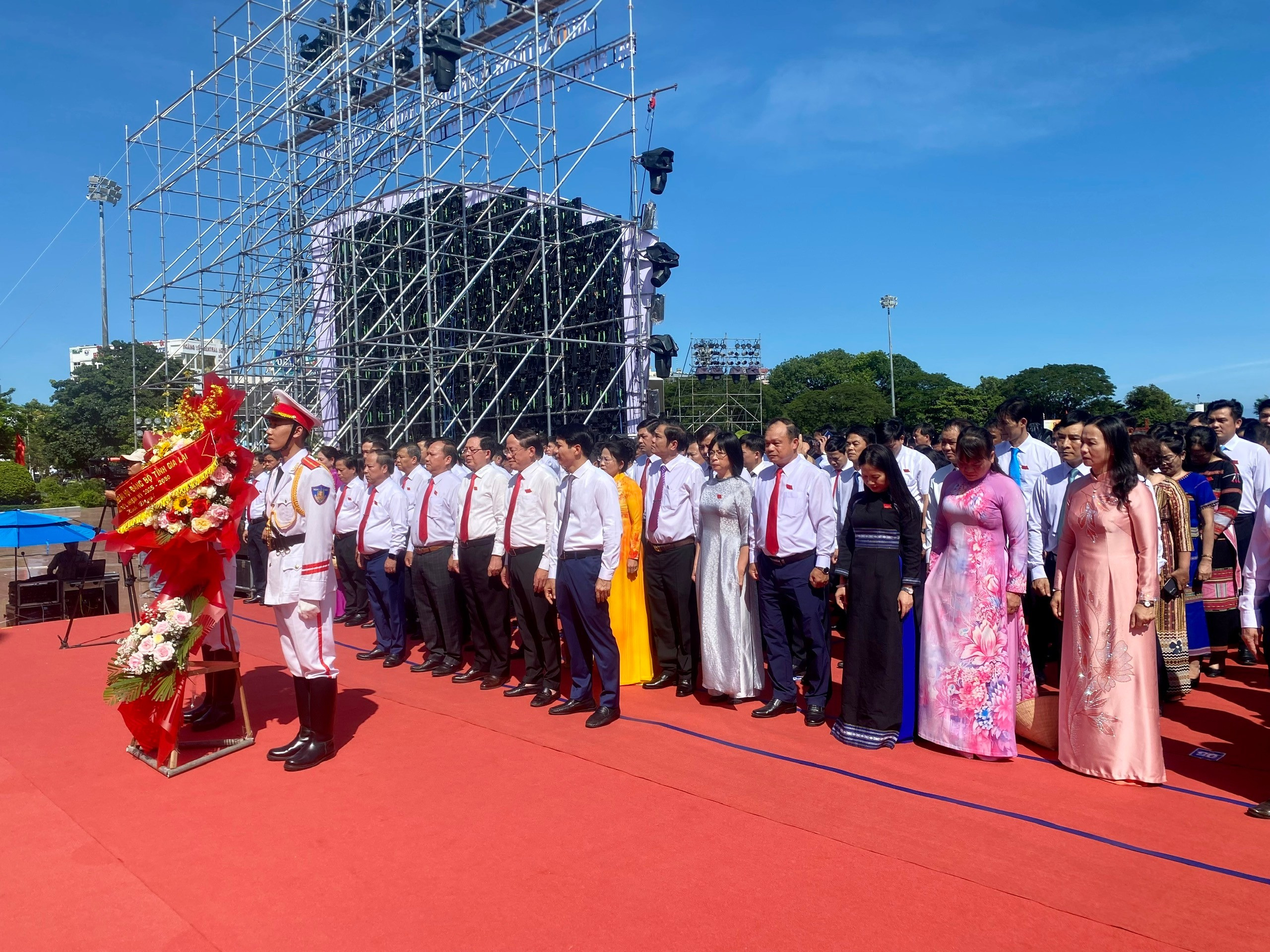 LÃNH ĐẠO TỈNH GIA LAI DÂNG HOA TẠI TƯỢNG ĐÀI  NGUYỄN SINH SẮC - NGUYỄN TẤT THÀNH