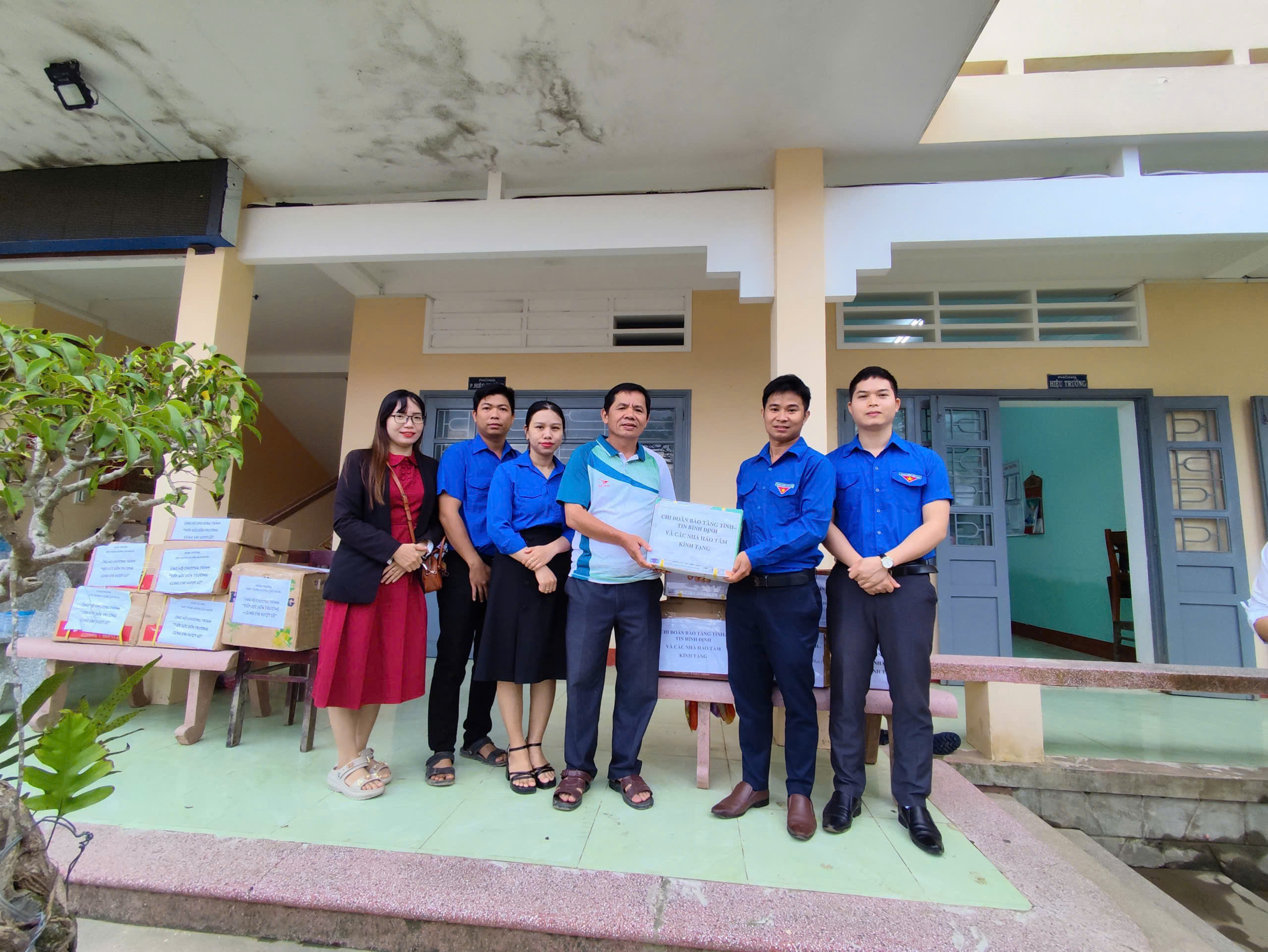 Tuổi trẻ Bảo tàng tỉnh Gia Lai (Sở Văn hóa, Thể thao và Du lịch) tặng quà hỗ trợ học sinh bị ảnh hương lũ tại xã Tuy Phước Đông